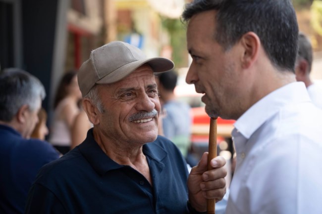 Ο Χάρης Δούκας, η μαγκούρα με τον ήλιο του ΠΑΣΟΚ και το ποντιακό ποίημα από την Κοζάνη