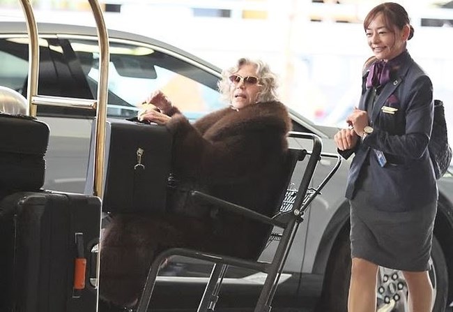 Τζέιν Φόντα: Ανησυχία για την υγεία της, εθεάθη σε αναπηρικό αμαξίδιο στο αεροδρόμιο