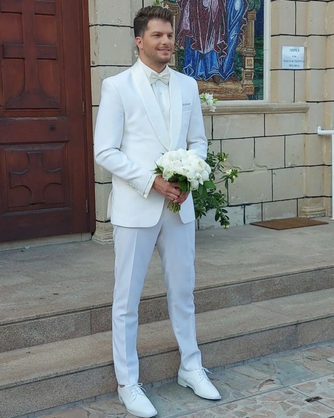 Γαμπρός και νύφη στα λευκά: Το total white του Λούκα Γιώρκα και το boho bridal look της δικηγόρου αγαπημένης του