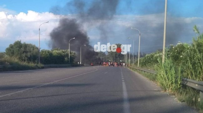 Έκλεισε η Πατρών - Πύργου: Ρομά διαμαρτύρονται για τον θάνατο της 5χρονης στις Αλυκές - Καίνε λάστιχα [Εικόνες]
