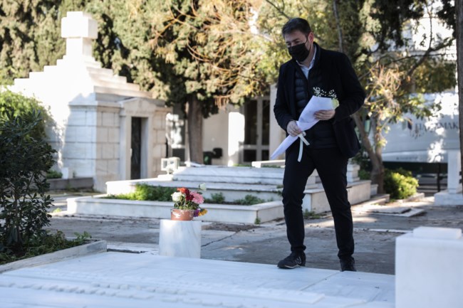 Η συμβολική κίνηση του Ανδρουλάκη: Αφησε ένα λουλούδι στον τάφο της Φώφης Γεννηματά πριν πάει στη Χ. Τρικούπη