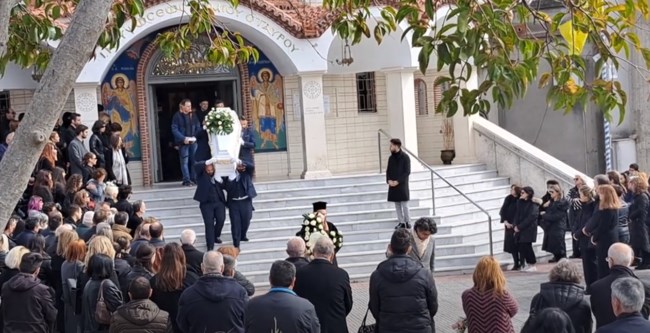 Τέμπη: Λευκό φέρετρο για το "αηδόνι" του Ωραιοκάστρου- Η στιγμή που ο κόσμος αποχαιρετά τη σοπράνο Ελισάβετ Χατζηβασιλείου