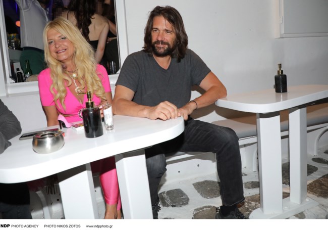 Με total pink Barbie look και τον Χολέβα αγκαλιά στη Μύκονο η Μαρίνα Πατούλη