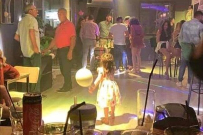 Λέσβος: Απίστευτο κορονοπάρτι σε κλειστό μπαρ με πολιτικούς και υγειονομικούς, δίπλα στο αστυνομικό τμήμα [εικόνες - βίντεο]