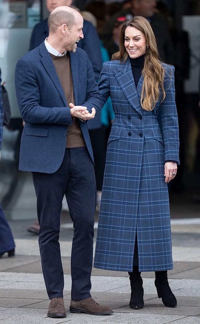 Super chic η Κέιτ Μίντλετον στη Σκωτία : Με ολοκαίνουργιο μάξι καρό παλτό