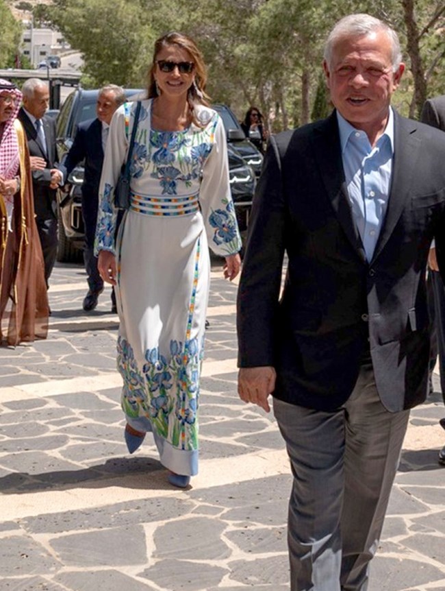 Βασίλισσα Ράνια: Το θεϊκό φλοράλ κεντημένο καφτάνι που συνδύασε με σουέντ γόβες και τσάντα Bottega Veneta