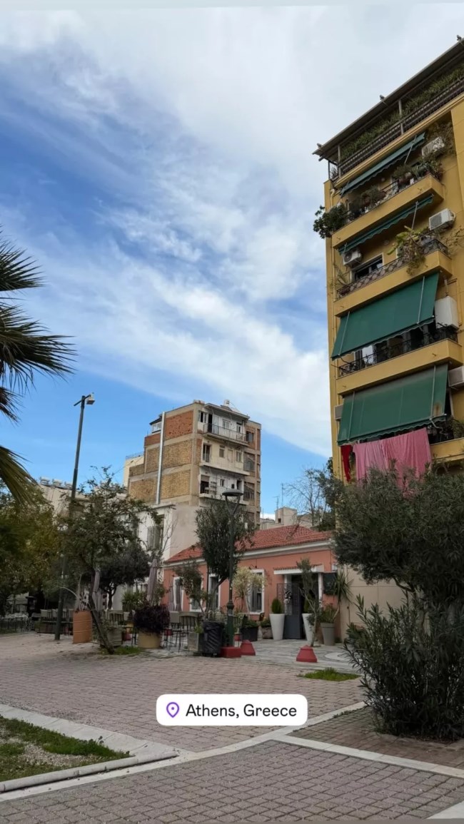 Στην Αθήνα η Έμιλι Ραταϊκόφσκι: Απολαμβάνει γεύσεις και στιγμές της πρωτεύουσας στο πλευρό του Ρομέν Γαβρά