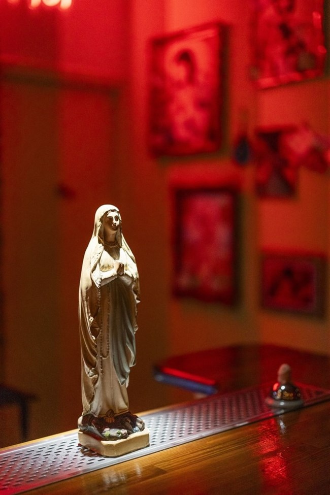 Ένα νέο, "περίπου" αμαρτωλό μπαρ άνοιξε στο Κέντρο