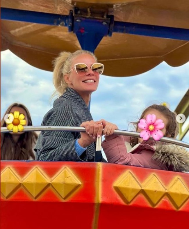 Ζέτα Μακρυπούλια: Η πρωινή casual εμφάνιση με παλτό ψαροκόκκαλο και τις κατάξανθες ανιψιές της