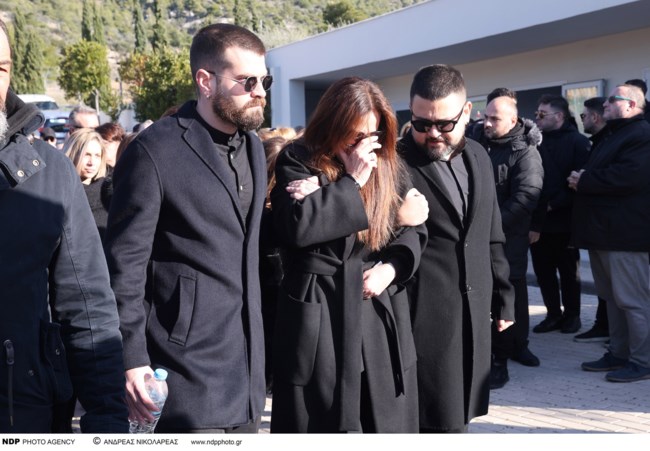 Τελευταίο αντίο στον Χάρη Κωστόπουλο: Υποβασταζόμενη από τους γιους τους η σύζυγός του - Τον αποχαιρέτησαν με μπουζούκια [εικόνες]