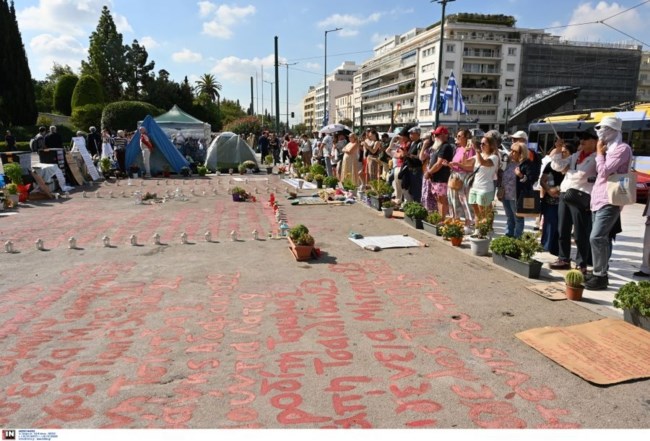 Τέρμα οι διαδηλώσεις μπροστά στο μνημείο του Αγνώστου Στρατιώτη - Τι θα γίνει με τα ονόματα των νεκρών στα Τέμπη