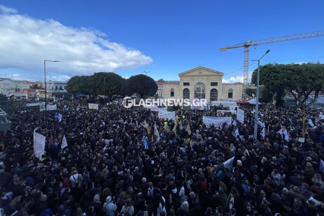 «Βούλιαξαν» τα Χανιά στο μαζικό συλλαλητήριο για τα Τέμπη