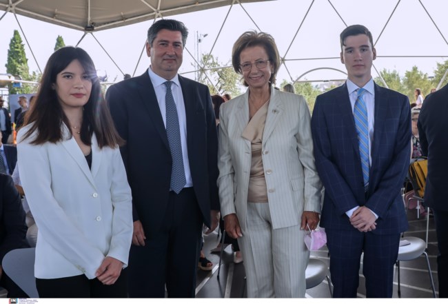 Συγκίνηση στην παρουσίαση του προγράμματος "Φώφη Γεννηματά" - Ο Ανδρέας Τσούνης, τα παιδιά τους και οι φωτογραφίες με Μητσοτάκη