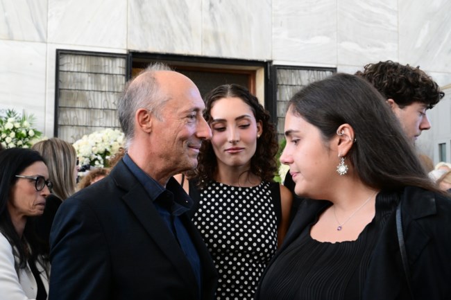 Ελεάννα Πλέσσα: Η κόρη του Πλέσσα στην κηδεία του πατέρα της - Η σπάνια εμφάνισή της με τον ετεροθαλή αδελφό της