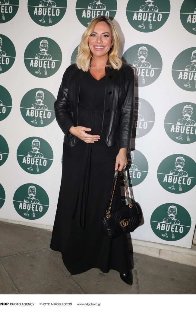 Ιωάννα Μαλέσκου: Ετοιμόγεννη σε νυχτερινή έξοδο - Το μαύρο κρουαζέ φόρεμα που συνδύασε με ψηλοτάκουνα μποτάκια