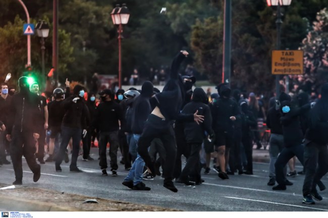 Θύμισε... Νέα Υόρκη: Επεισόδια με μολότοφ και χημικά στην αμερικανική πρεσβεία - Δώδεκα προσαγωγές [Βίντεο+εικόνες]