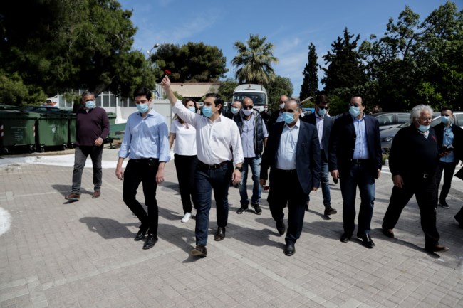 Ο Τσίπρας με μάσκα και γαρύφαλλο στο Πέραμα για την εργατική Πρωτομαγιά [εικόνες]