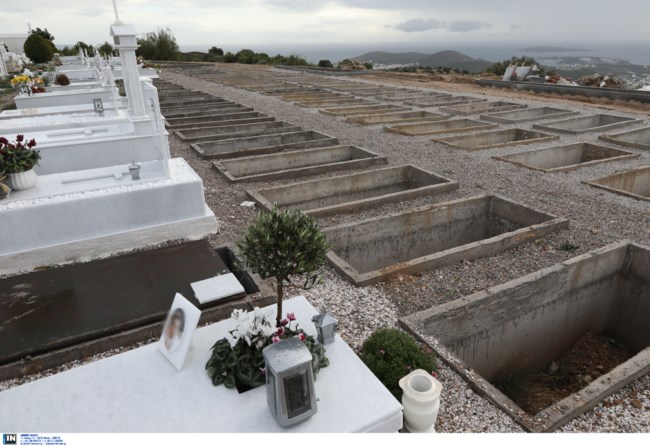 Κορονοϊός: Εικόνες σοκ από το νεκροταφείο Βούλας - Βάρης - Βουλιαγμένης - Ανοίγουν συνεχώς νέοι τάφοι για τους νεκρούς