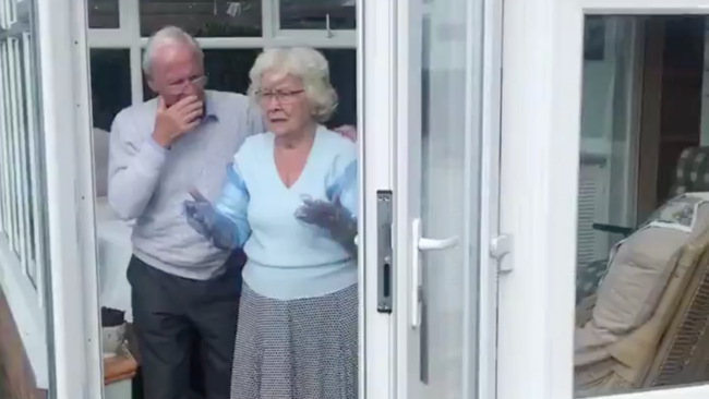 Φοβερή εφεύρεση Βρετανού για να αγκαλιάσει τη γιαγιά του με ασφάλεια