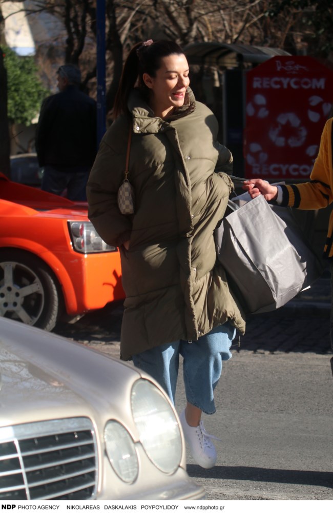 Νικολέττα Ράλλη: Βόλτα στο κέντρο της Αθήνας σε προχωρημένη εγκυμοσύνη [Εικόνες]