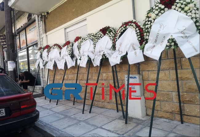 Ραγίζουν καρδιές στην κηδεία του 26χρονου που πνίγηκε στα ορμητικά νερά του ρέματος Ξηροποτάμου [εικόνες - βίντεο]