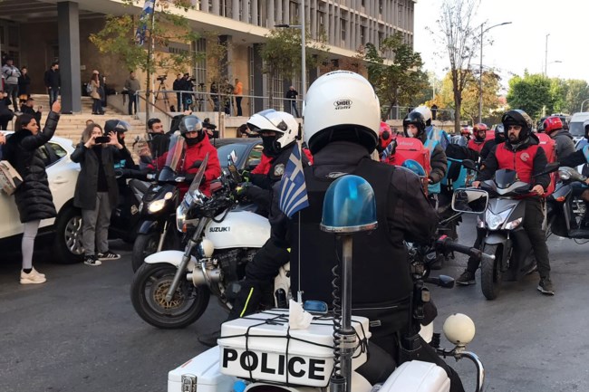 Στους δρόμους οι διανομείς μετά τον θάνατο του συναδέλφου τους: Κραυγή αγωνίας για το "μεροκάματο του τρόμου" [εικόνες - βίντεο]