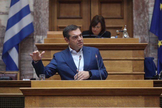 Ο Τσίπρας δηλώνει παρών: "Εδώ είμαι, δεν έφυγα" - Καρφί στην Αδειλίνη που αποχώρησε όταν μιλούσε για τις υποκλοπές
