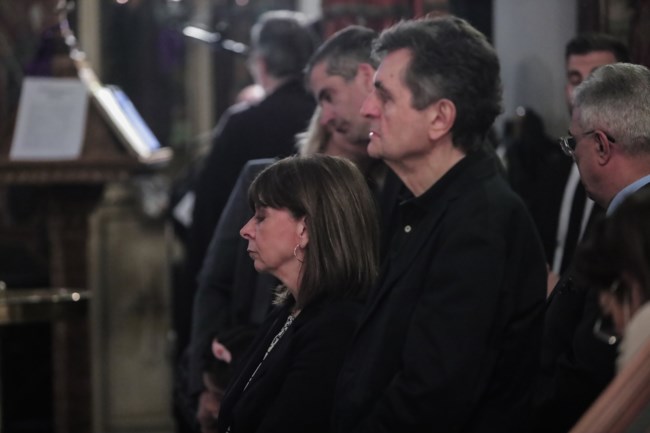 Η Κ. Σακελλαροπούλου στον Ιερό Ναό Αγίας Σοφίας Ακροπόλεως για την Ακολουθία του Επιταφίου