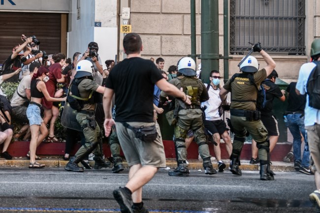 Επεισόδια στο κέντρο της Αθήνας: Ένταση με χημικά στην πορεία για τον Γιάννη Μιχαηλίδη [Εικόνες - Βίντεο]