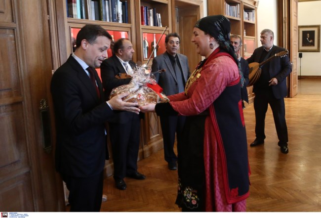 Χάρης Δούκας: Κάλαντα από Ηπειρώτες άκουσε ο δήμαρχος Αθηναίων [εικόνες - βίντεο]