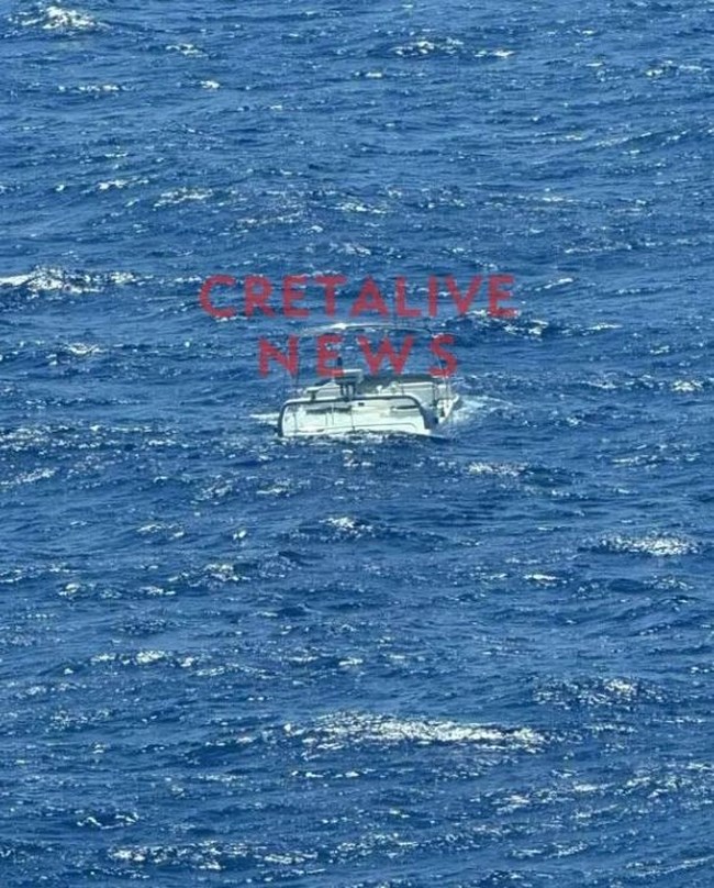 Σαντορίνη: Προσάραξε και βυθίστηκε σκάφος γνωστού ποινικολόγου [εικόνες]