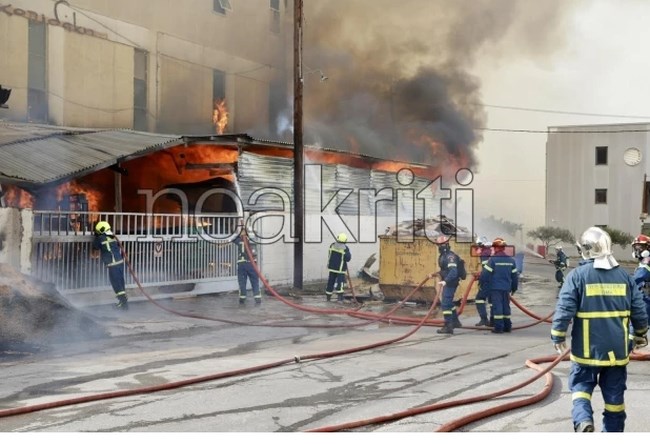 Μεγάλη φωτιά στη ΒΙ.ΠΕ. Ηρακλείου: Εστάλη 112 - "Κλείστε πόρτες και παράθυρα"