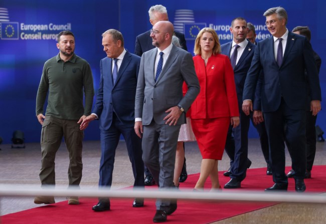Σύνοδος Κορυφής: Πυρετώδεις διαβουλεύσεις για τα κορυφαία ευρωπαϊκά αξιώματα- Ενοχλημένη η Μελόνι, συμφωνία Μακρόν-Σολτς