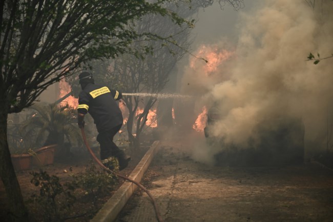 Φωτιά στην Αττική: Ολονύχτια μάχη με τις φλόγες - Δύο μηνύματα από το 112 για την περιοχή του Μαραθώνα