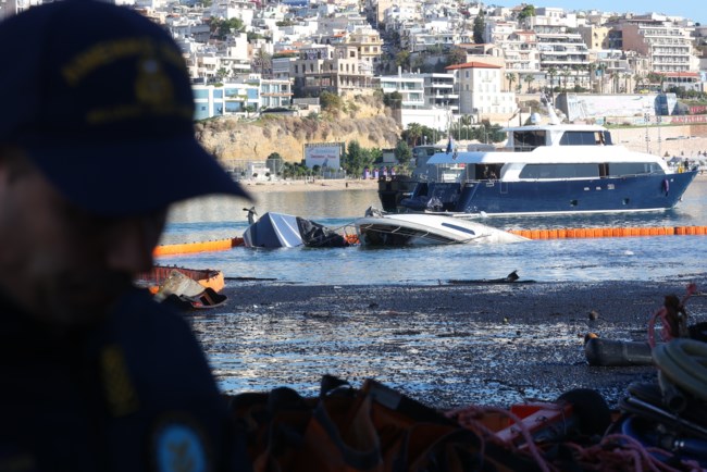 Στάχτη και αποκαΐδια τέσσερα σκάφη στη Μαρίνα Ζέας: Από ξύλινο ιστιοφόρο ξεκίνησε η φωτιά [εικόνες - βίντεο]