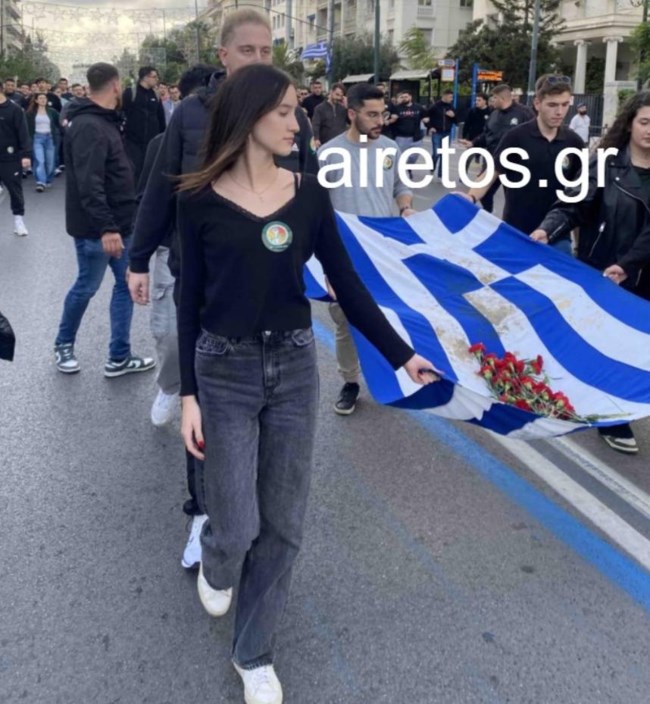 Πολυτεχνείο: Η κόρη της Φώφης Γεννηματά στην κορυφή της πορείας με την αιματοβαμμένη σημαία [εικόνες]