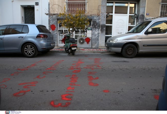 Κολωνός: Συνθήματα έξω από το εργαστήριο του οδοντοτεχνίτη και πρώην διαιτητή - Απολογείται την Παρασκευή για τη 12χρονη