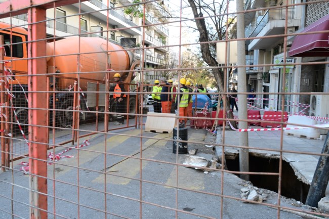 Παγκράτι: Ανοιξε τρύπα στη Βασιλέως Γεωργίου - "Ρούφηξε" κολώνα φωτισμού, κλειστοί δρόμοι [βίντεο]