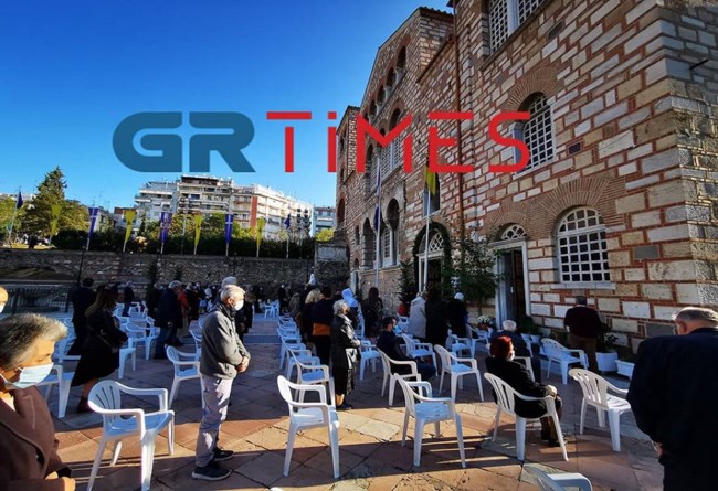 Θεσσαλονίκη - Κορονοϊός: Χωρίς μάσκες οι ιερείς και ουρές πιστών στη Δοξολογία στον Άγιο Δημήτριο [βίντεο]