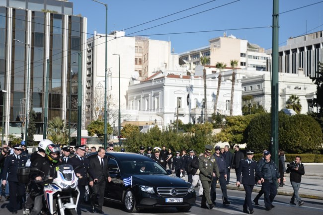 Η πομπή με τη σορό του Κώστα Σημίτη πέρασε έξω από τη Βουλή