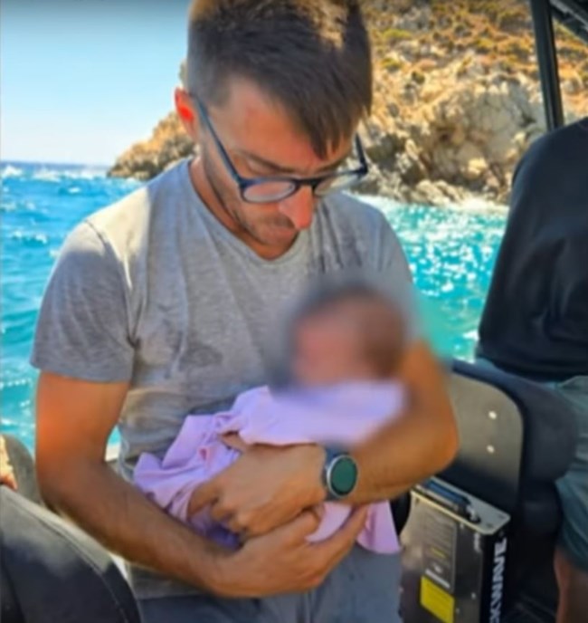 "Τον λένε Γιάννη και είναι λιμενικός": Συγκίνηση για τον ηρωικό Κρητικό που διέσωσε το προσφυγόπουλο 50 ημερών