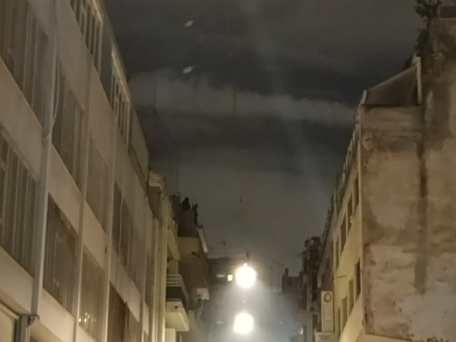 Επεισόδια στα Εξάρχεια μετά την πορεία για τον Γρηγορόπουλο: Πέτρες, μολότοφ, χημικά και φωτιά σε κάδους [εικόνες-βίντεο]