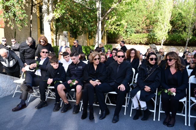 Κηδεία Αλέκου Φλαμπουράρη: Συντετριμμένη η σύζυγός του, Εύη - Στο πλευρό της ο Τσίπρας και η Μπέτυ [εικόνες]