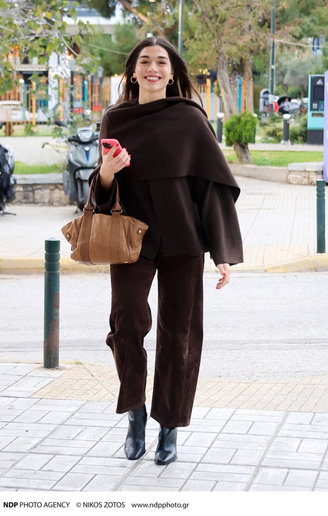 Chic στο κρύο η Μελίνα Νικολαΐδη: Φόρεσε την απόχρωση του φετινού χειμώνα