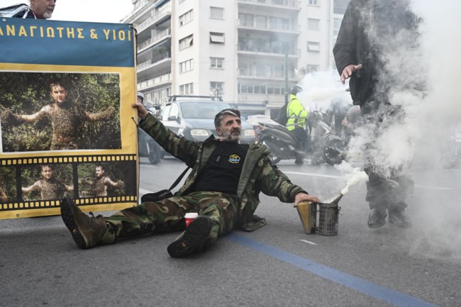 Ένταση στο Σύνταγμα με τη διαδήλωση των μελισσοκόμων: Με αναμμένα καπνιστήρια, στολές και πανό [εικόνες]