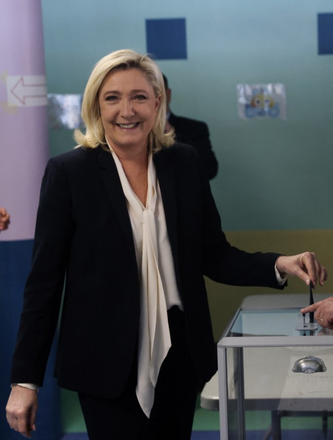 Γαλλικές εκλογές: Η Μαρίν Λε Πεν σχεδιάζει γύρο του θριάμβου με 13 πούλμαν - Θα της το επιτρέψουν οι Γάλλοι;