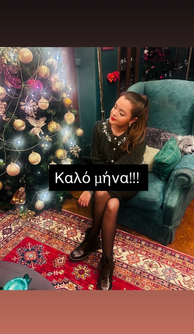 Η Μιμή Ντενίση απαθανατίζει την κόρη της Μαριτίνα στο στολισμένο σπίτι τους