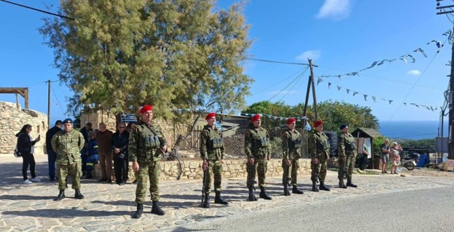 Χωρίς μαθητές η παρέλαση στη Γαύδο – Κράτησαν οι κάτοικοι τη σημαία [εικόνες]