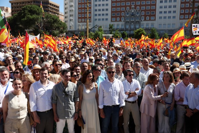 Χιλιάδες διαδηλωτές στη Μαδρίτη ζητούν πρόωρες εκλογές και την παραίτηση Σάντσεθ