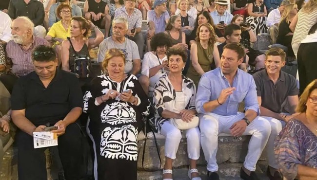 Ξανά στην Επίδαυρο ο Κασσελάκης - Μαζί με τον Τάιλερ, παρακολούθησαν την "Αντιγόνη" [εικόνες]